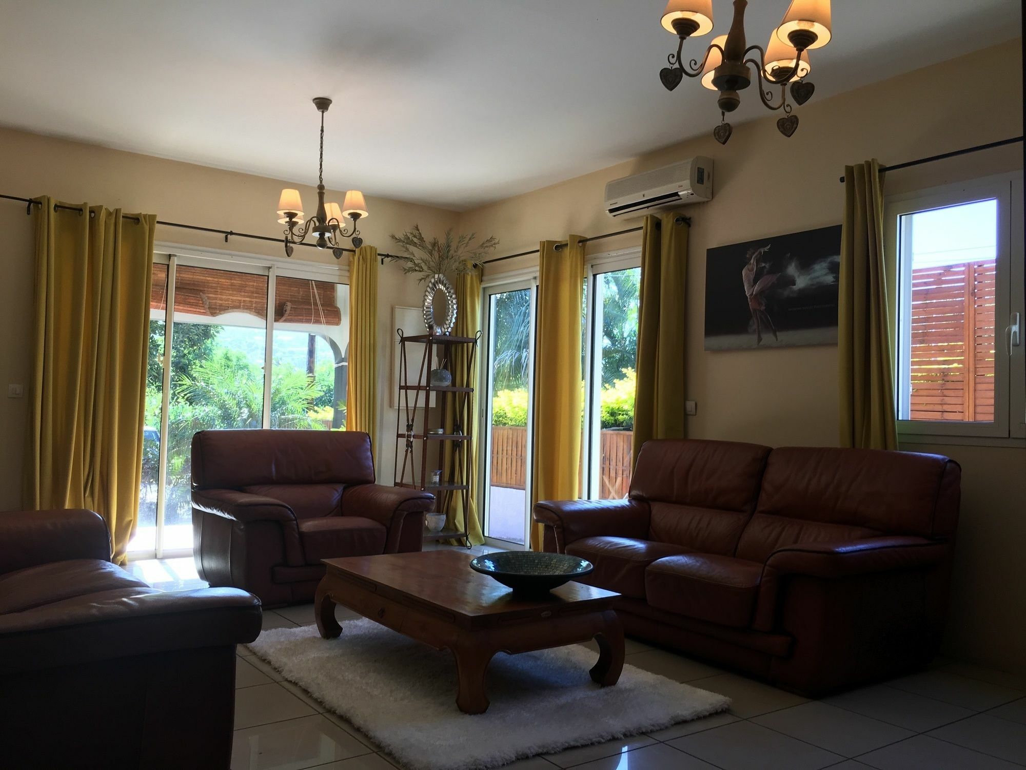 House With 5 Rooms In Etang Sale, With Wonderful Mountain View, Enclos Ngoại thất bức ảnh